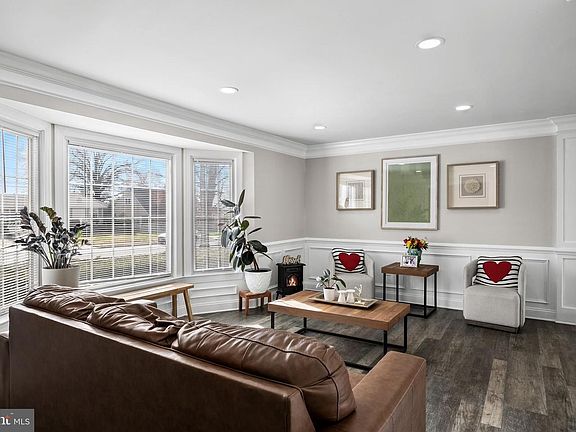 5th image of 2105 Chestnut Hill Dr