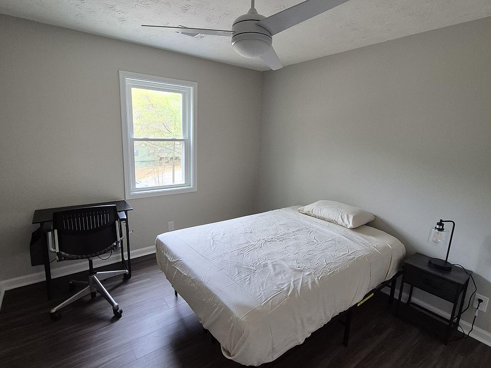 Bedroom #2 w/ office desk/chair