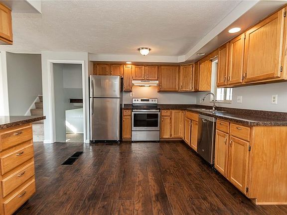 3rd image of 39 Greenridge Cres