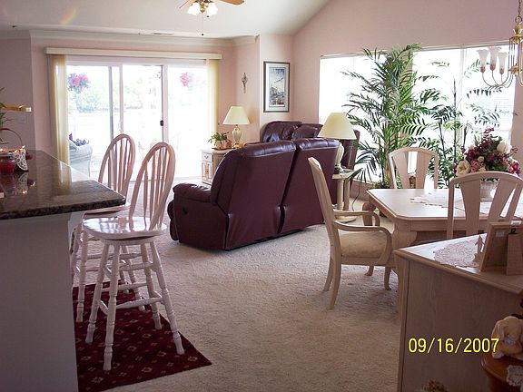 Great Room overlooks lake 