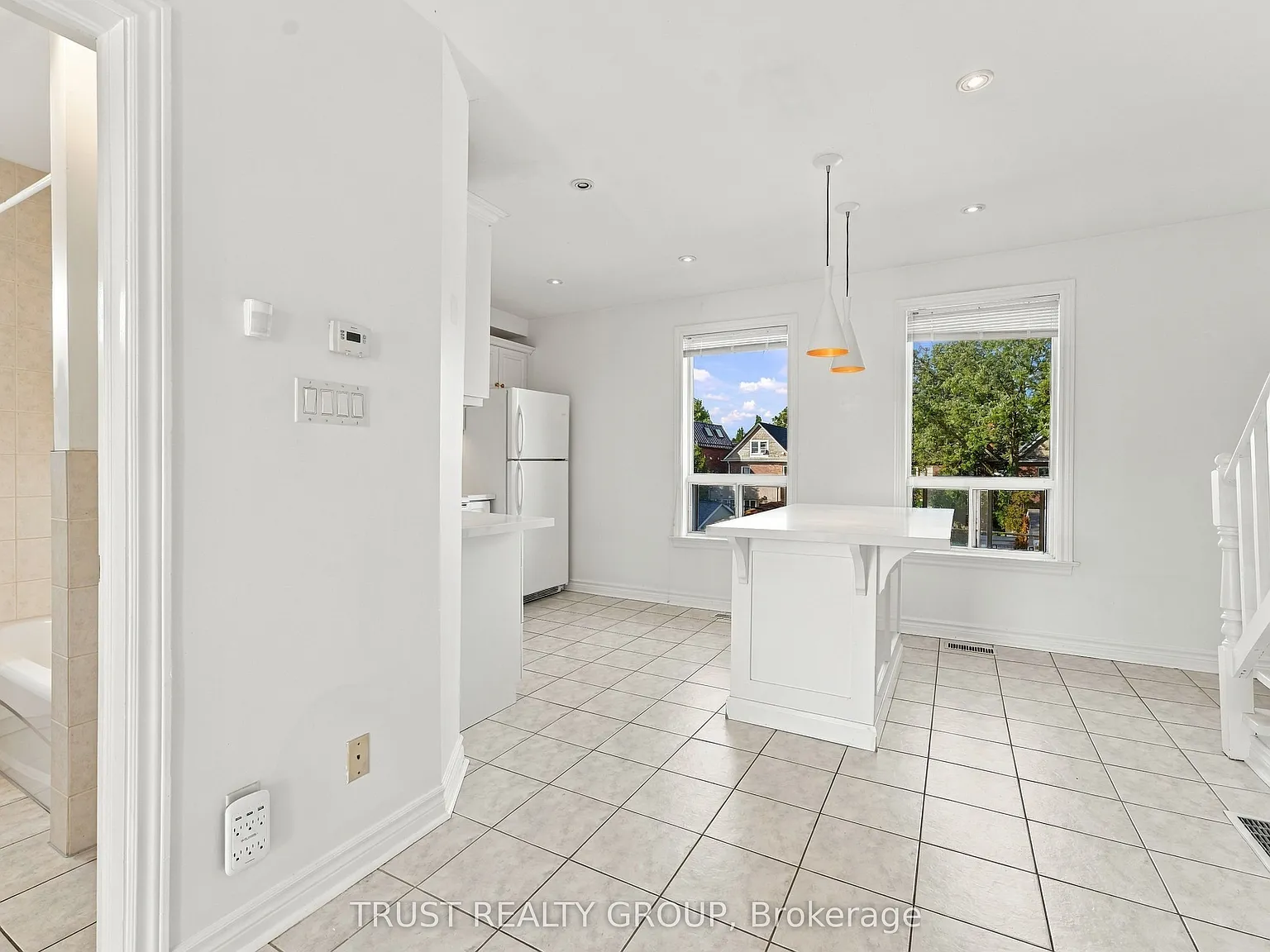 2279 Dundas St W — Photo 4