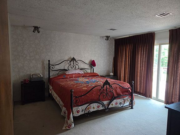 3rd image of 139 Lakeview Dr