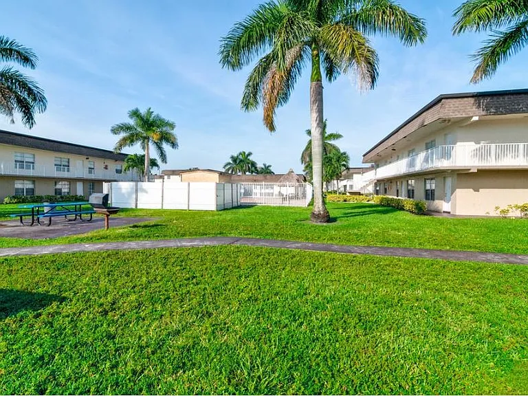 LAUDER RIDGE GARDEN APARTMENTS — Photo 25