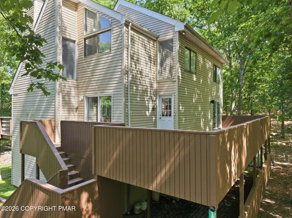 1328 Kensington Dr, East Stroudsburg, PA 18301