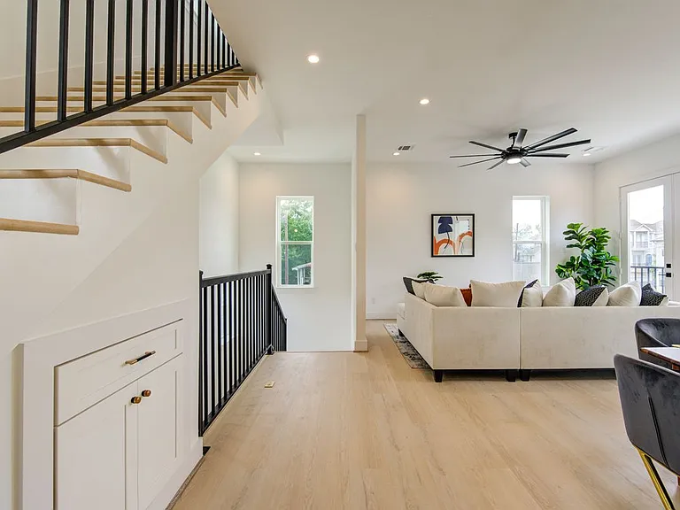 2310 Reinerman St — Photo 31