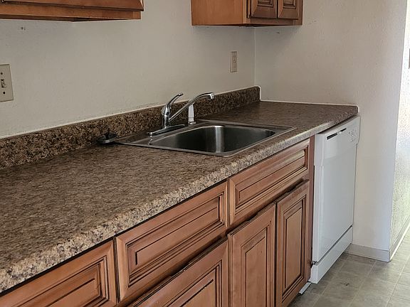 3rd image of 918 20th St APT 1