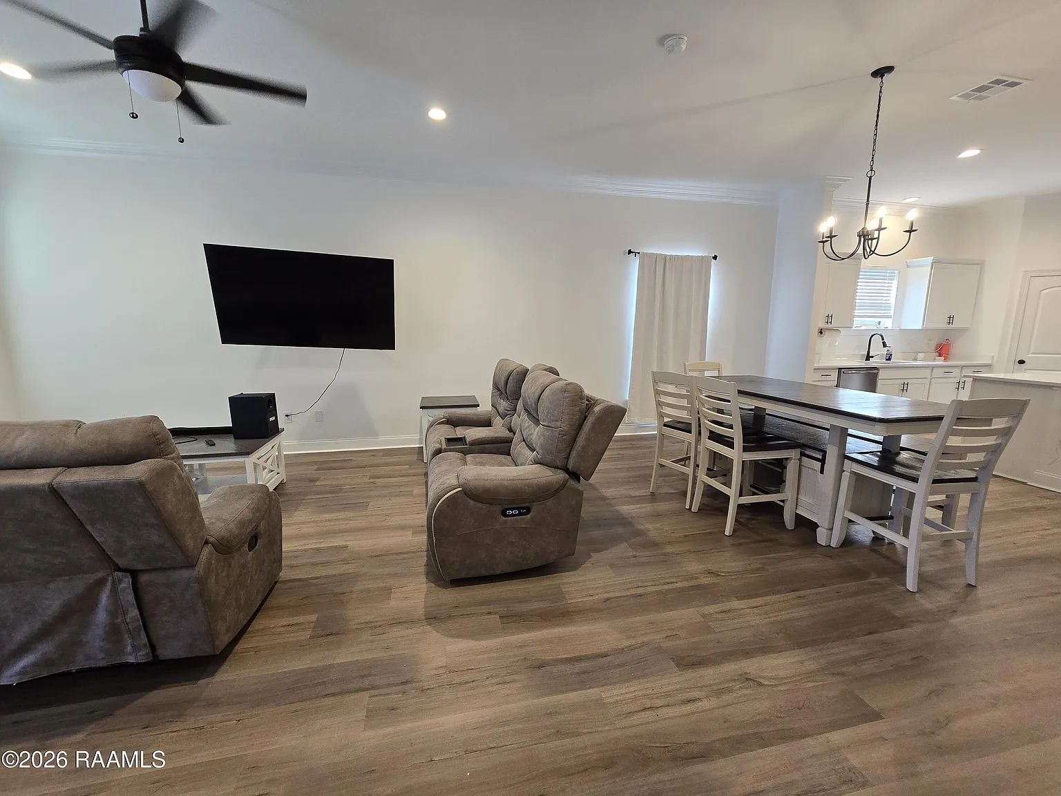 4 bed, 2072 sqft, $2,700 — Photo 4