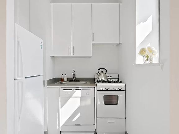 5th image of 104 W 70th St APT 5E