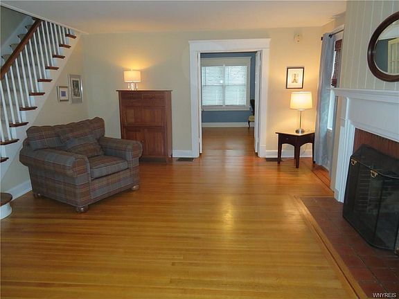 3rd image of 221 Crosby Ave