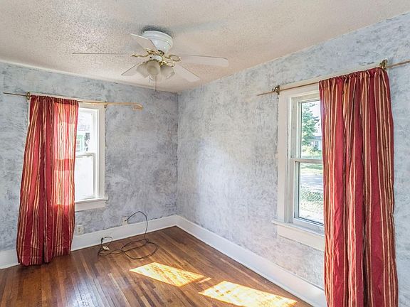 4th image of 825 Crawford Ave