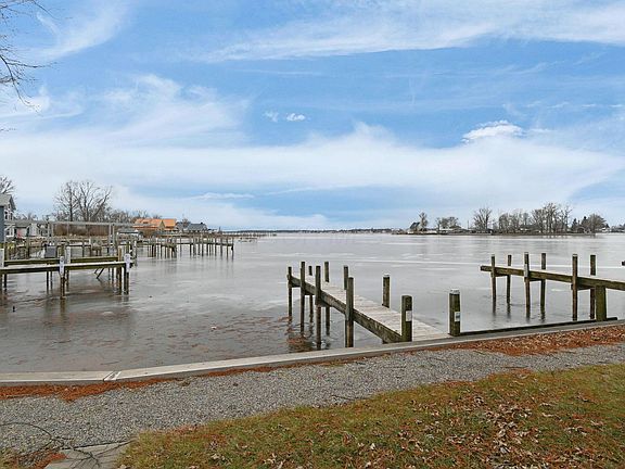 2nd image of 13939 Custers Point Rd NE