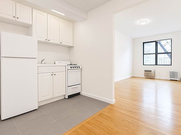 3rd image of 225 E 10th St APT 5C