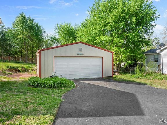 2nd image of 826 Kneedler St