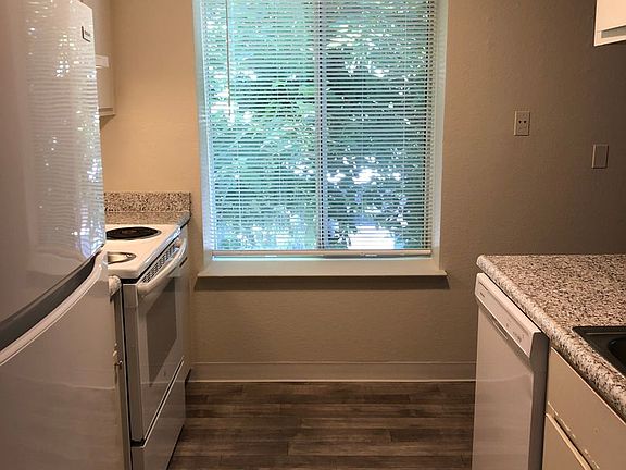 3rd image of 5840 Garfield Ave APT 8