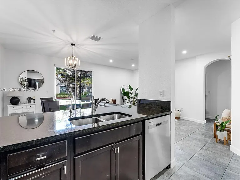 134 SE 28th Ter #10 — Photo 11