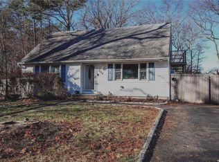 382 Randall Rd, Ridge, NY 11961