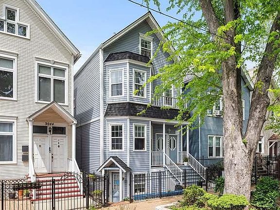 2nd image of 3046 N Leavitt St #1