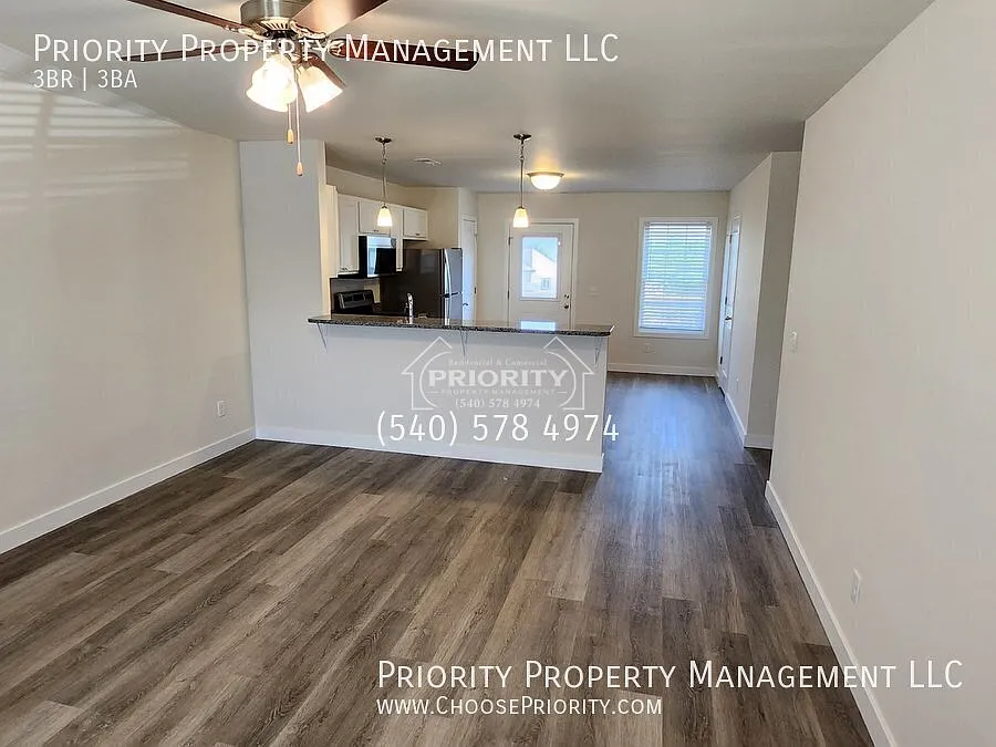 3BR 2.5BA End Unit Townhome, Harrisonburg — Photo 2
