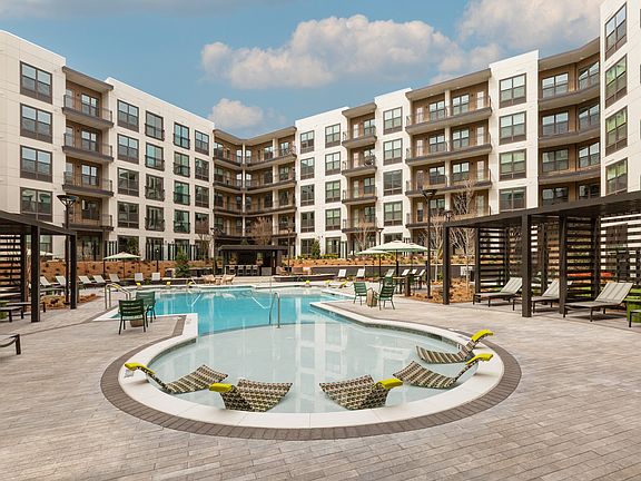 Resort-style Swimming Pool with Tanning Ledge