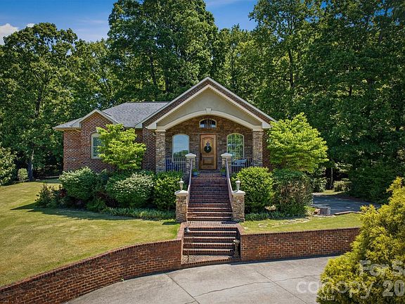 3rd image of 405 Golfview Ct