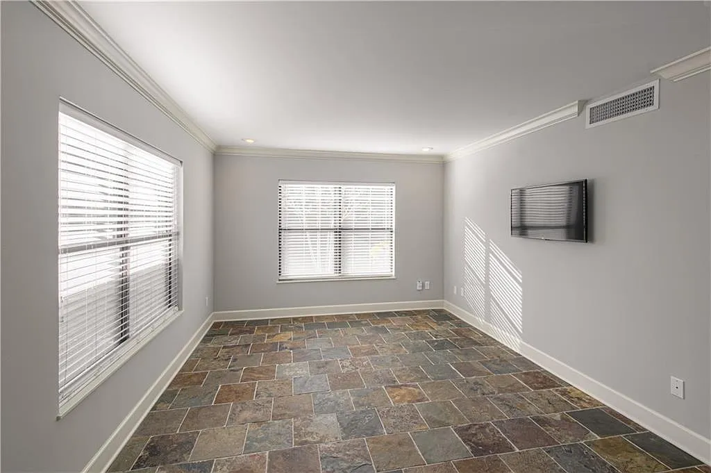 920 Washington St — Photo 4
