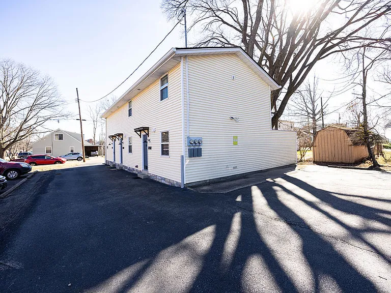742 S Poplar St — Photo 17