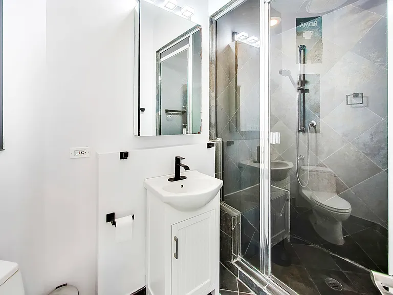 223 W Wisconsin St #2D — Photo 2