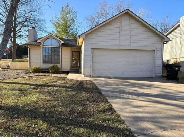 5611 SW 36th Ter, Topeka, KS 66614