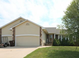 906 N Cedar Brook Cir, Mulvane, KS 67110