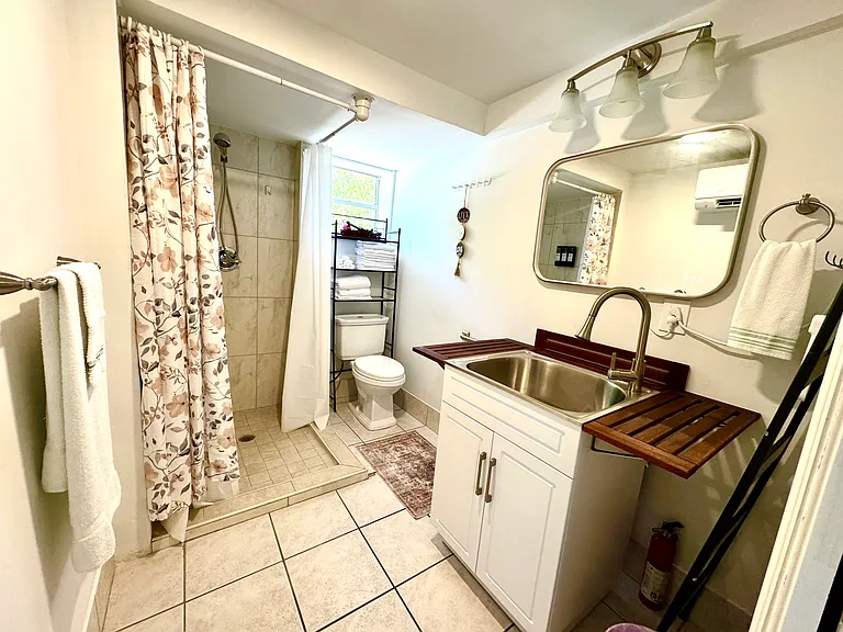 1x1 BACKYARD RENTAL OR FULL HOUSE
