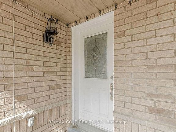 2nd image of 35 Ridgefield Ct