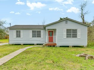821 Robertson St, Clute, TX 77531