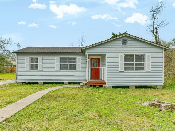 821 Robertson St, Clute, TX 77531