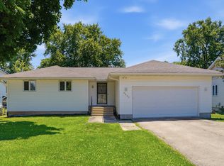 2004 W 4th St, Dixon, IL 61021