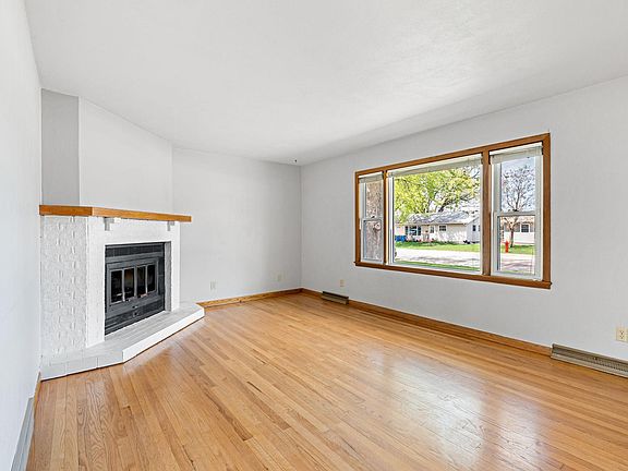 4th image of 555 14th St NE