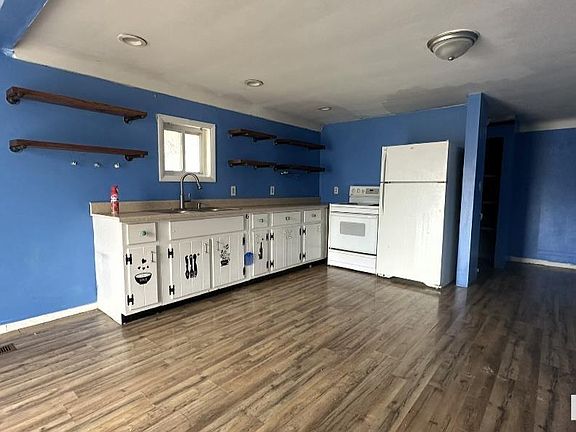 3rd image of 404 N Oak St