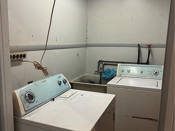 5th image of 835 Hall St