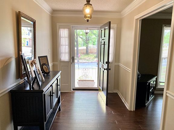 3rd image of 225 Robinhood Dr