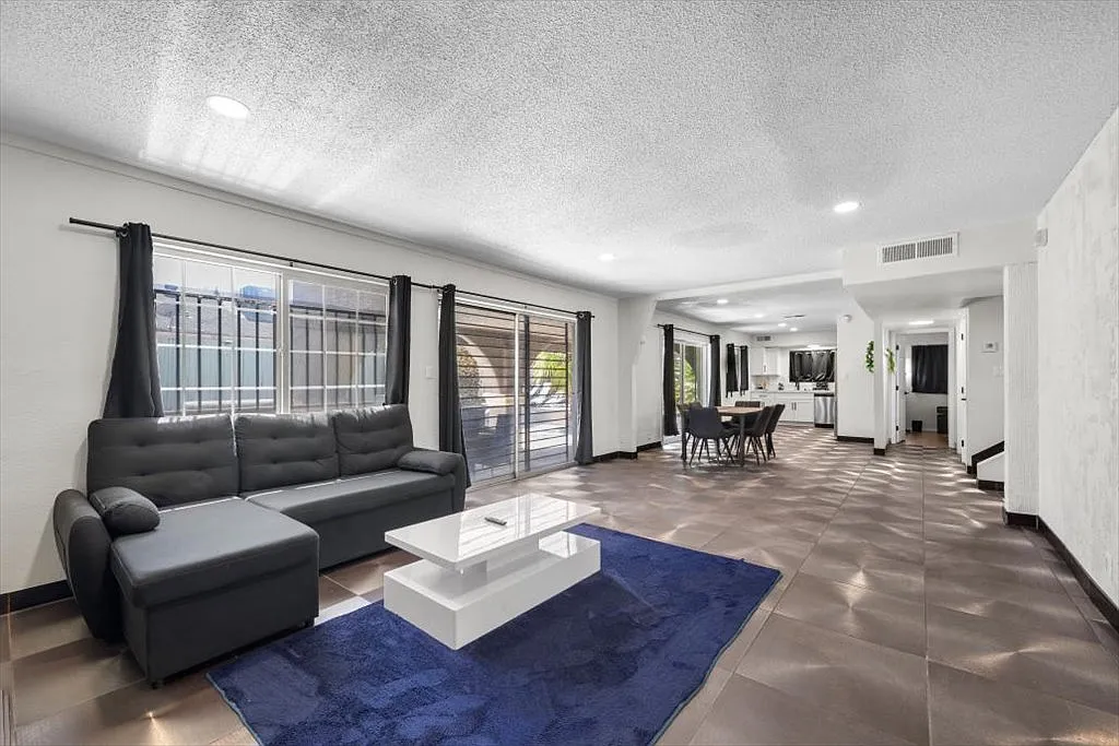 6 bed, 2239 sqft, $3,900 — Photo 3