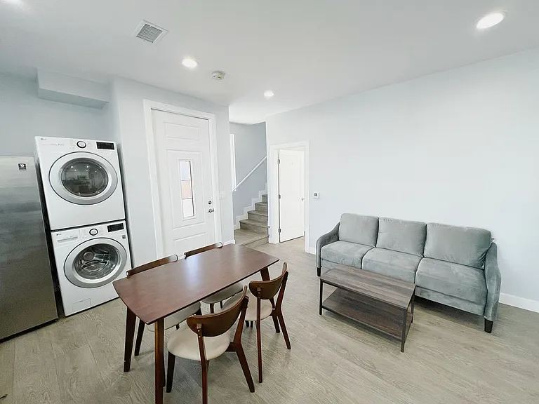 2641 S Budlong Ave — Photo 9