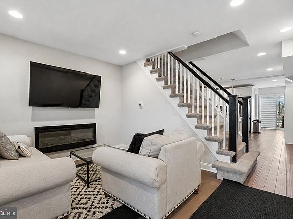 3rd image of 639 Old Elm St
