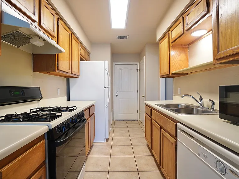7602 Woodstone Cv #A — Photo 10