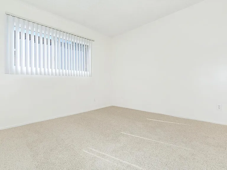Hampshire Square Apartment Homes — Photo 32