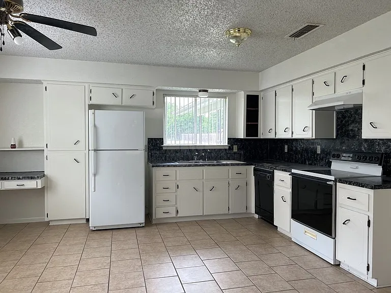 2408 Carnation Dr — Photo 8