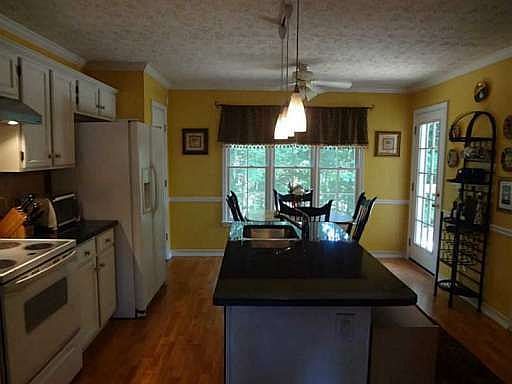 2nd image of 726 Helga Dr NE