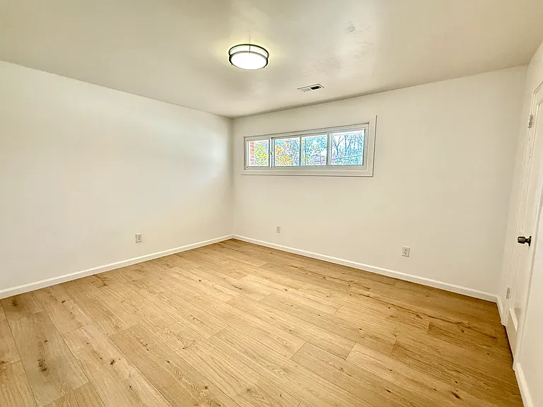 541 E Woodlawn Rd — Photo 9