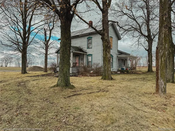8312 Lahring Rd, Gaines, MI 48436