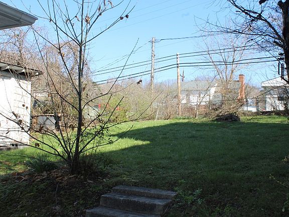 4th image of 16615 Broad St