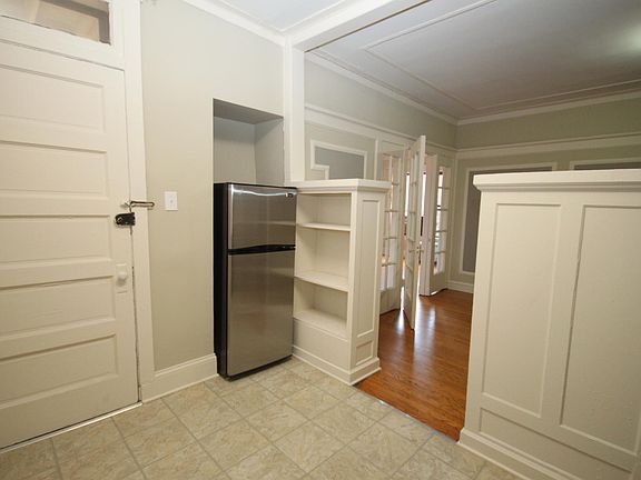 5th image of 807 W Cornelia Ave APT 1E