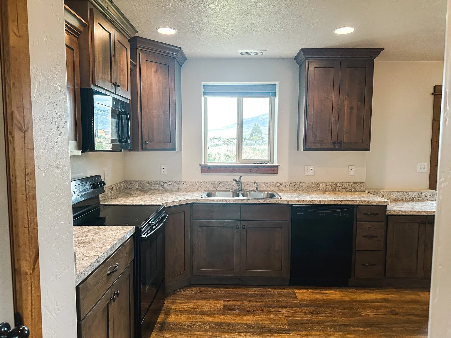 3 bed, 1.0 bath, $1,400 — Photo 4